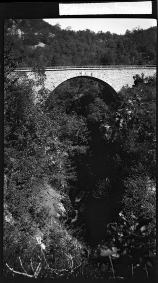 Veduta del vecchio ponte di Odogno