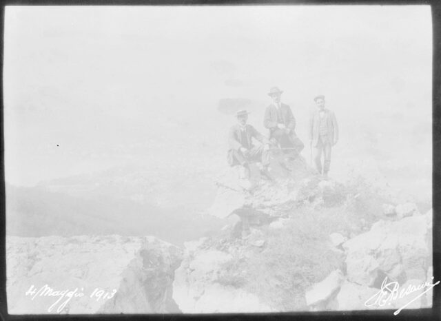 Tre uomini in posa in montagna