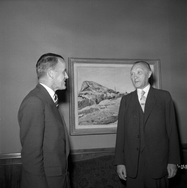 Bundeskanzler Konrad Adenauer mit Bundesrat Max Petitepierre im Bundeshaus
