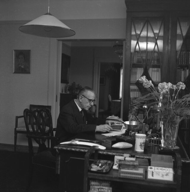 Thomas Mann an seinem Schreibtisch in Kilchberg 1954