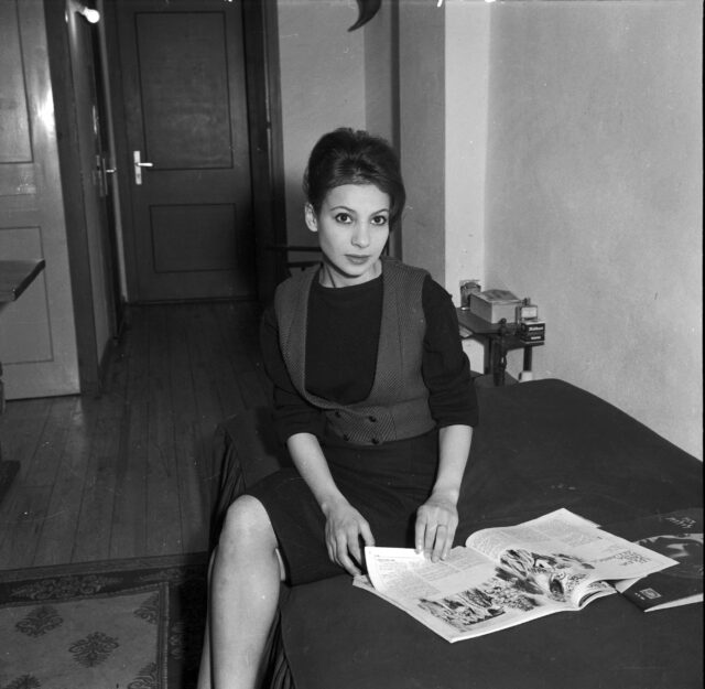 Schlagersängerin Esther Ofarim in ihrer Genfer Wohnung