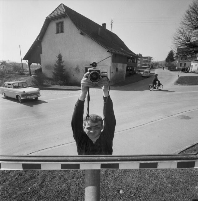 Photoreporter Michel Chappuis fotografiert sich in Verkehrsspiegel