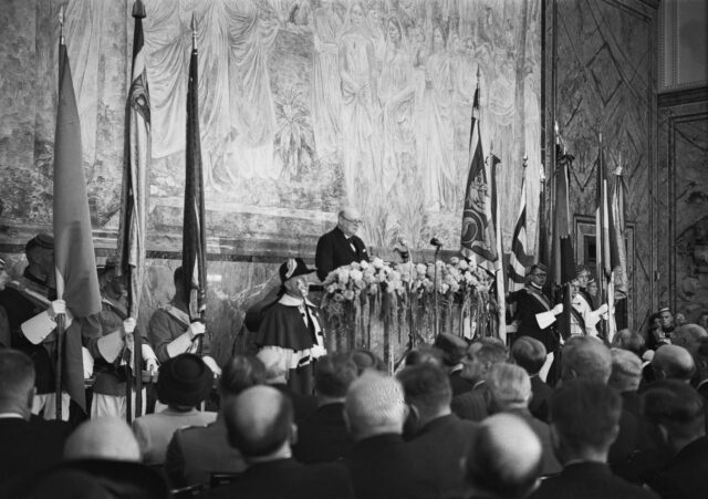 Winston Churchill bei seiner Rede in der Aula der Universität Zürich 1946