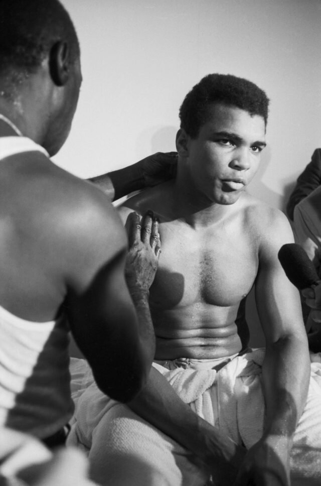 Muhammad Ali  wird von seinem Masseur Arilla massiert