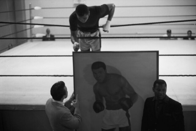 Muhammad Ali, Thad Jones und George Chuvalo mit einem gemalten Bild von Al