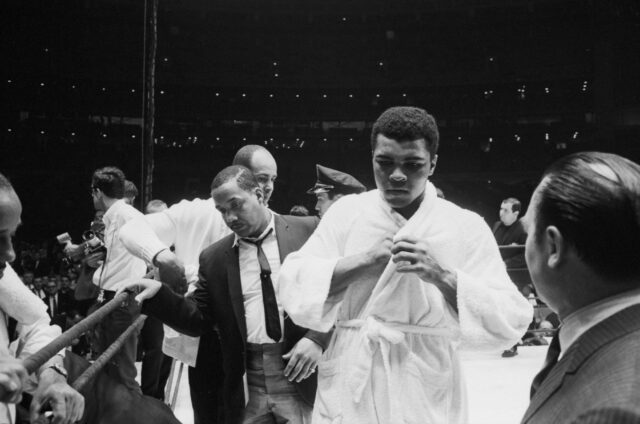 Muhammad Ali verlässt den Ring nach dem Match gegen Ernie Terrell
