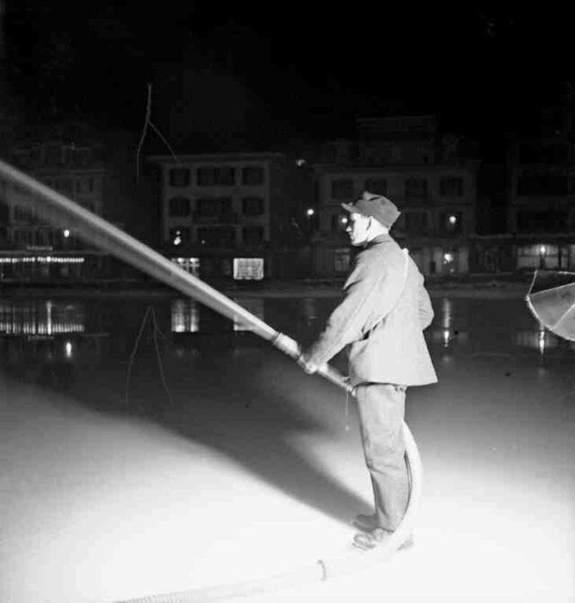 "Eismachen": präparieren des Eisfelds in der Nacht, Wasserschlauch