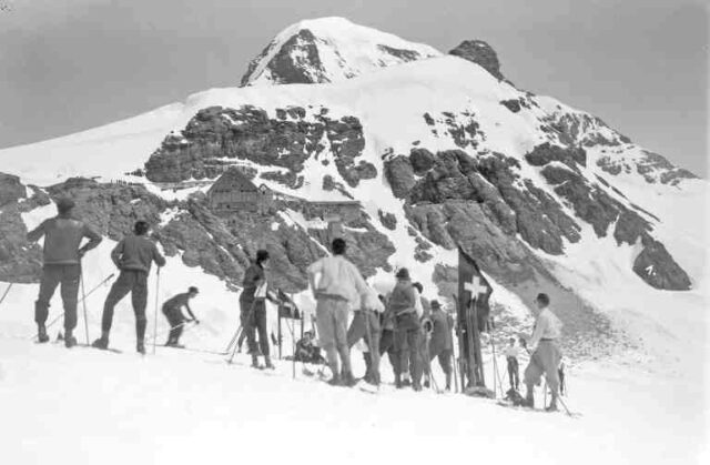 Wintersport am Jungfraujoch: Skirennen, Berghütte im Fels