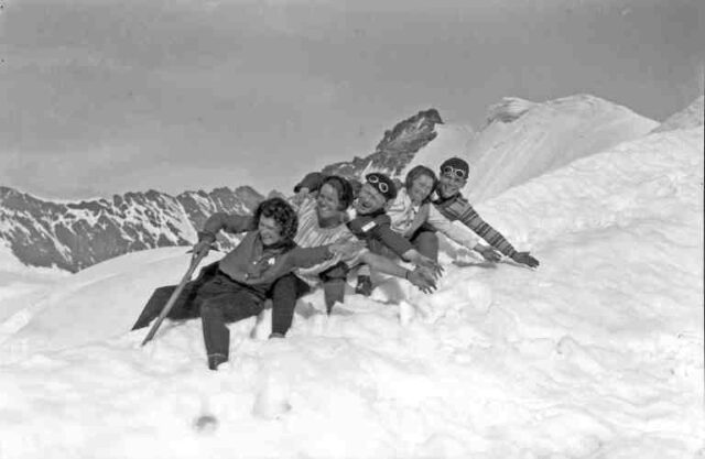 Wintersport am Jungfraujoch: Personengruppe im Schnee