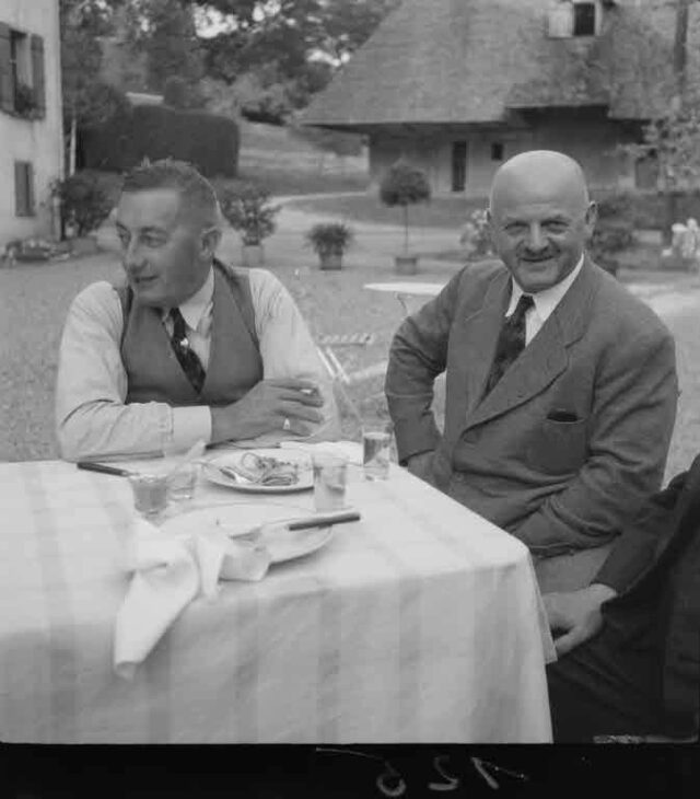Freitag-Kegelklub Altenberg, Ausflug in den Schwarzwald: Bad Gutenburg, zwei Männer am Tisch