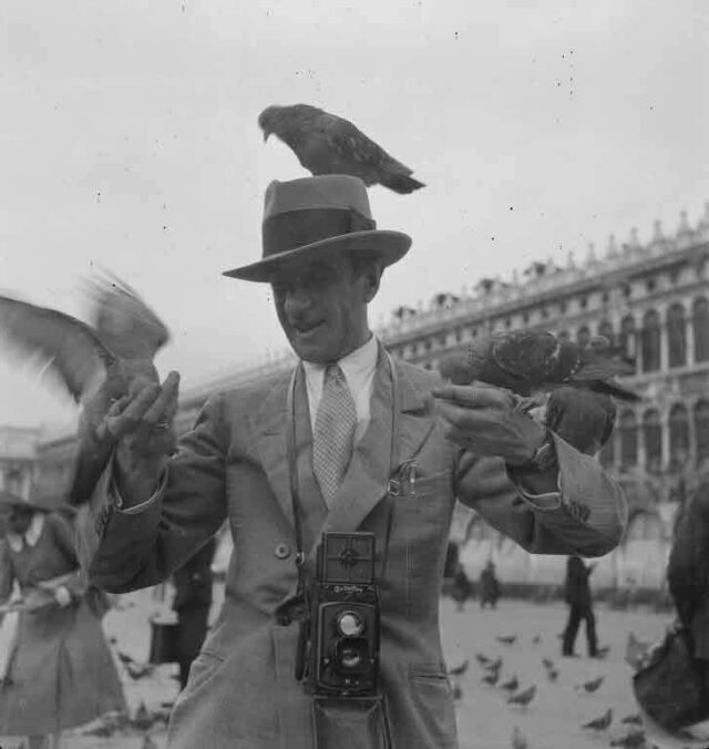 Italienreise der Herren Jost, Althaus, Bonafini und Schürch: Fotograf mit Tauben