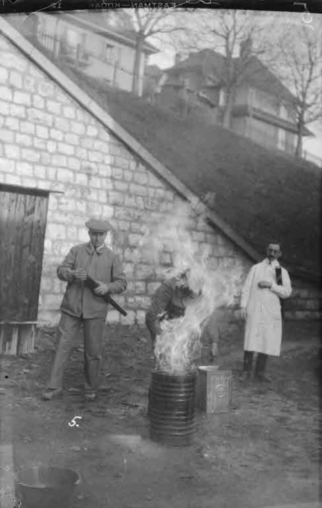 Demonstration eines Feuerlöschers ("Feuerlöschapparats")