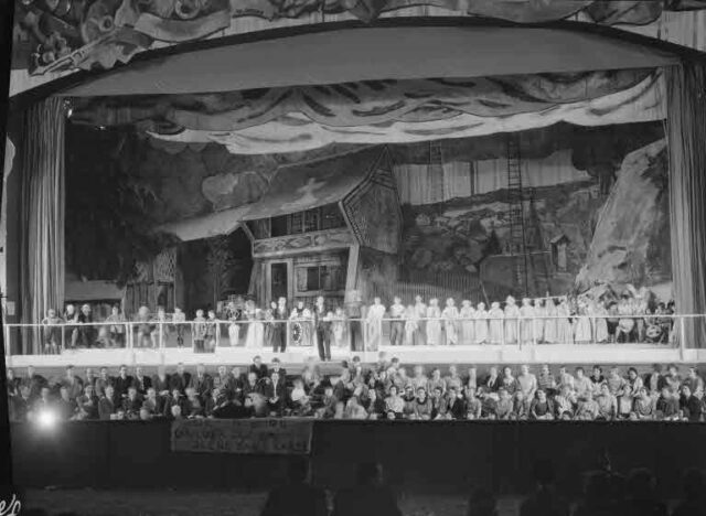 Proszeniumrahmen (Bühnenbild) des Eidgenössischen Schützenfestes in Fribourg: Festspiel zur Geschichte Freiburgs und der Eidgenossenschaft