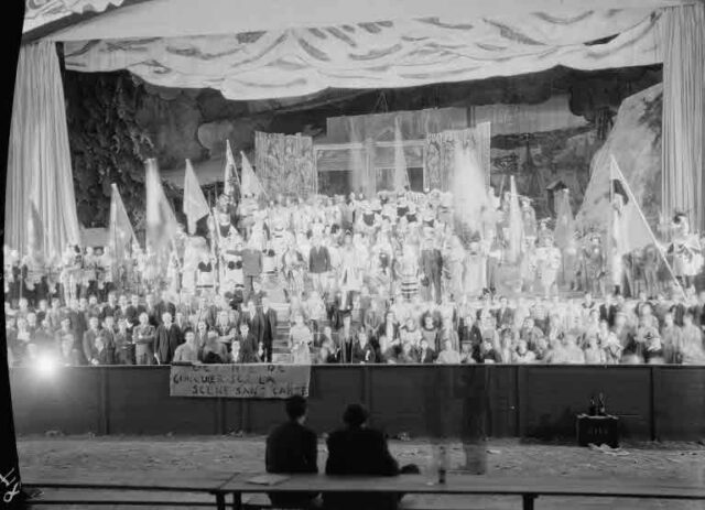 Proszeniumrahmen (Bühnenbild) des Eidgenössischen Schützenfestes in Fribourg: Festspiel zur Geschichte Freiburgs und der Eidgenossenschaft