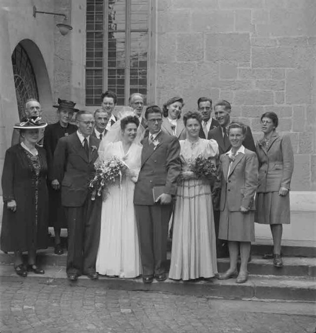 Hochzeitsgesellschaft Egli-Lambelet: Hochzeitspaar und Familie