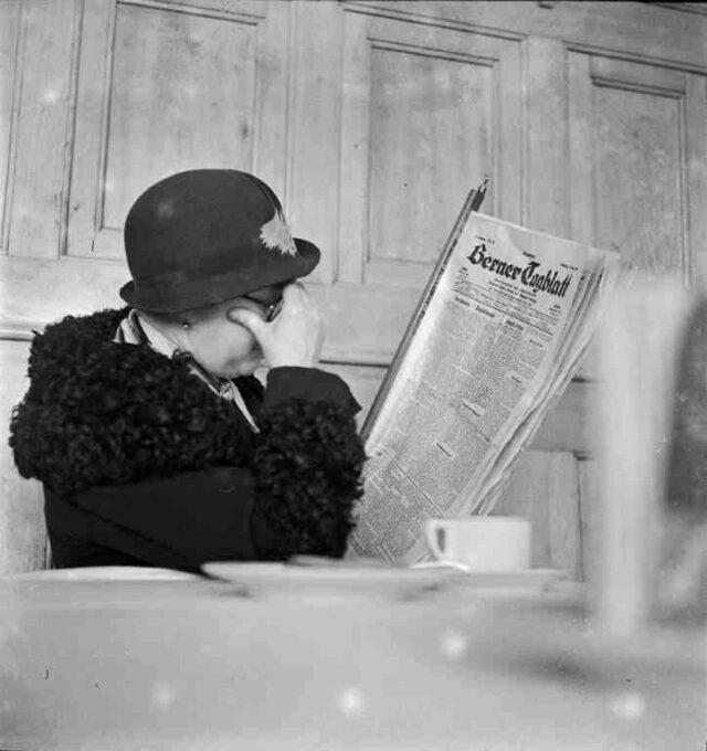Tea-Room Gfeller, Bärenplatz 21: Innenaufnahme mit lesender Frau, Berner Tagblatt