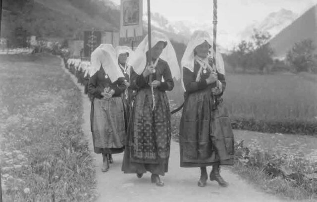 Prozession in der Kippel (Wallis): Frauen