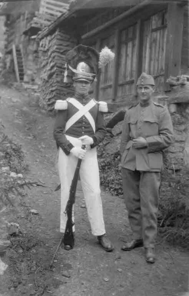 Prozession in der Kippel (Wallis): Zwei Soldaten, zeitgenössische und alte Uniform