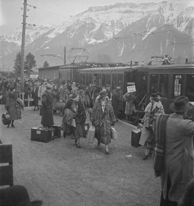 Wilhelm Tell Express: Ankunft von Touristen in Interlaken