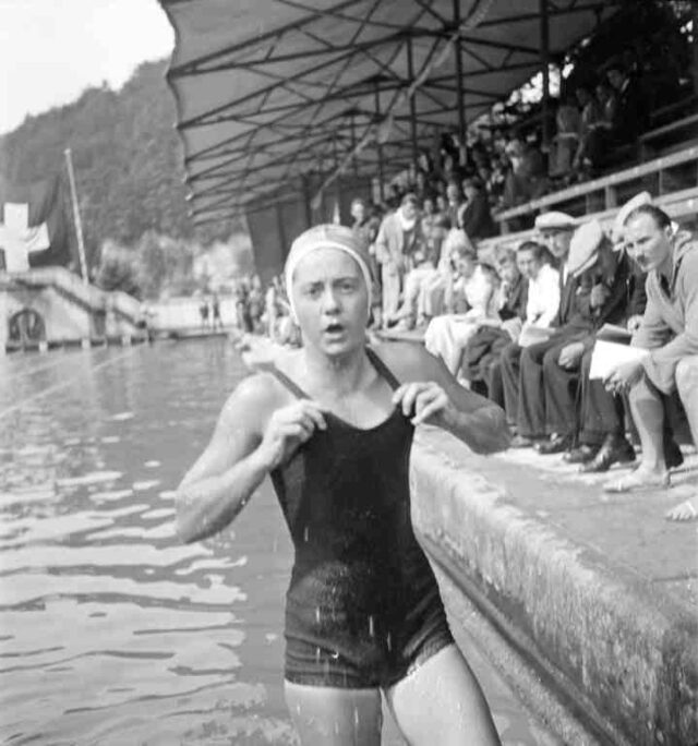 Wettschwimmen, Freiburg  i.Üe., Schwimmbad La Motta: Schwimmerin