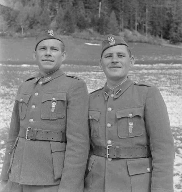 Zwei polnische Internierte, Interniertenlager Says bei Trimmis (GR) (Bestellt durch Lt. Henryk Debicki)