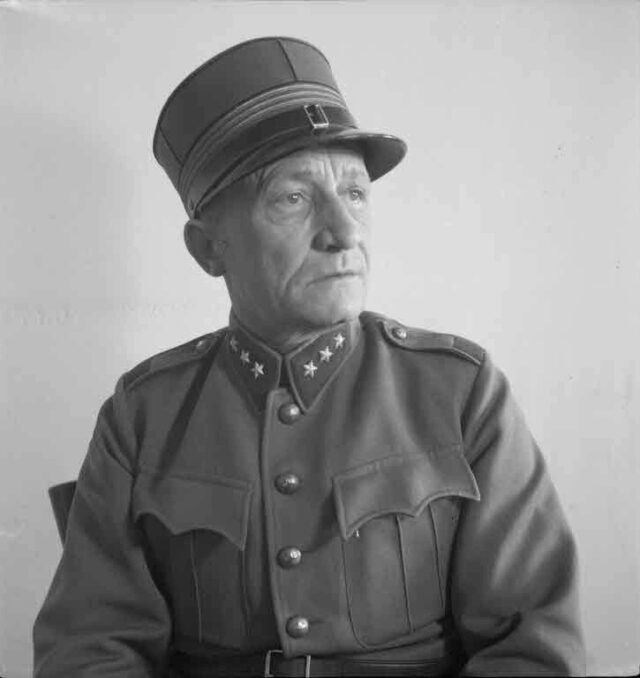 Hauptmann Roth, Interniertenlager St. Blaise