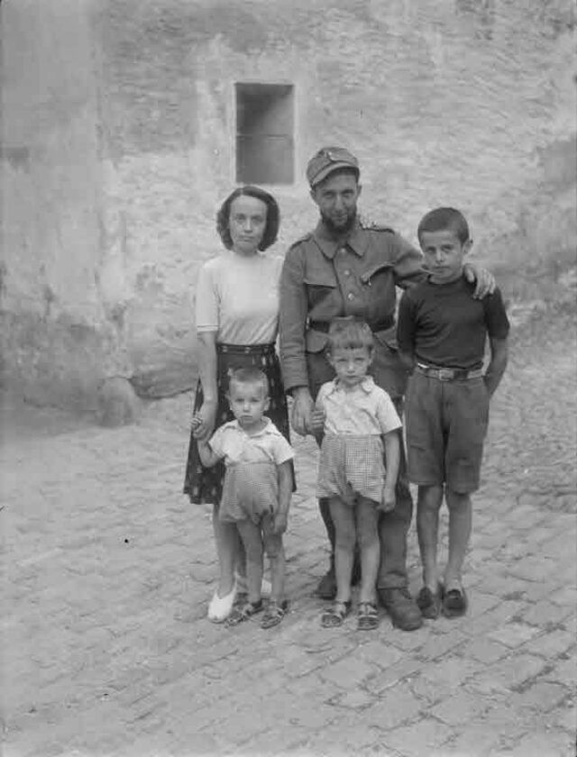 Motf. Camponovo Ernesto mit Frau und zwei Kindern, Via Fiorina, Locarno / Posta da Campo 5128