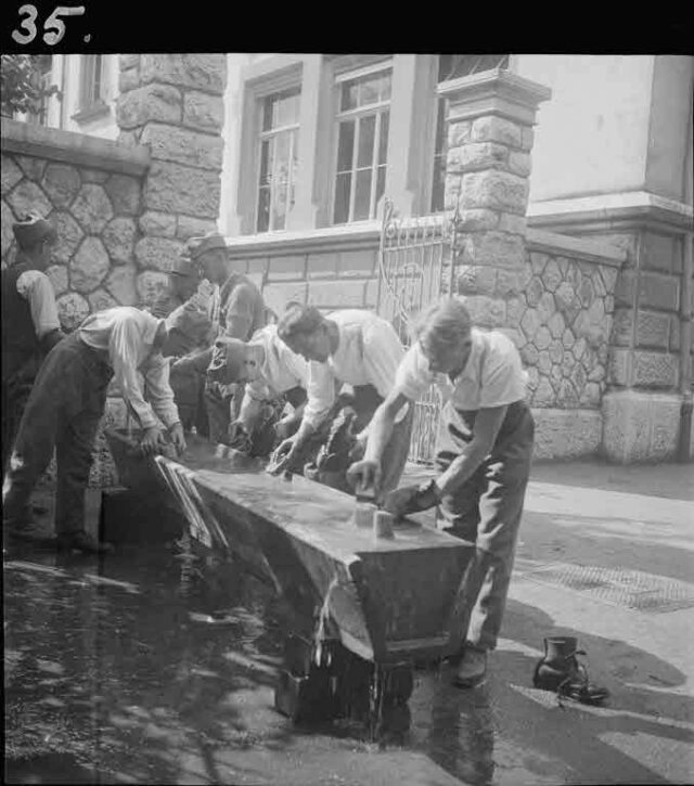 Manöver 1934: Schuhe putzen am Brunnen