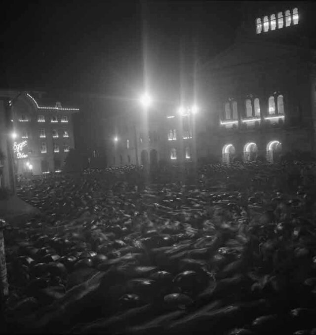 Manöver 1934: Versammlung auf dem Bundesplatz, Nachtaufnahme, Regenschirme