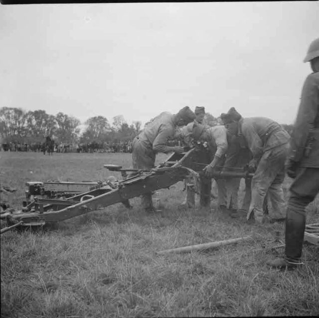 Artillerie-Défilée, Allmend: Montage einer Kanone