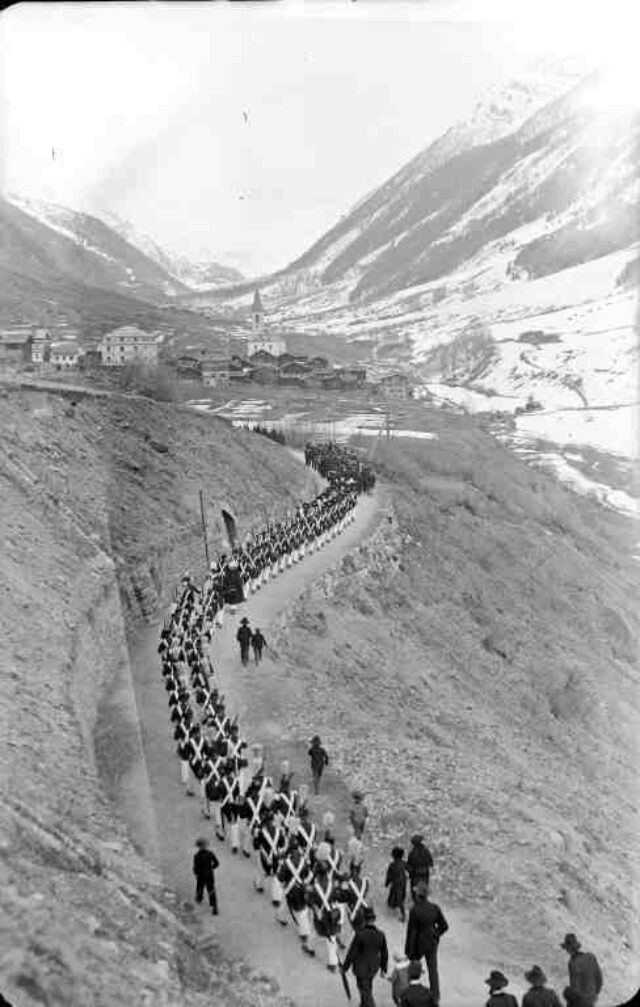 Talfähndersetzung im Lötschental: Prozession der Herrgottsgrenadiere, im Hintergrund Kippel