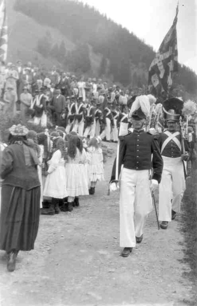 Talfähndersetzung im Lötschental: Prozession der Herrgottsgrenadiere