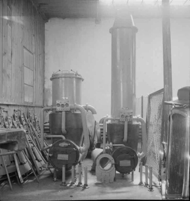 Maschine in der Autogarage Jura, Waffenweg 5 (Auftraggeber Herren Widmer und Weibel)