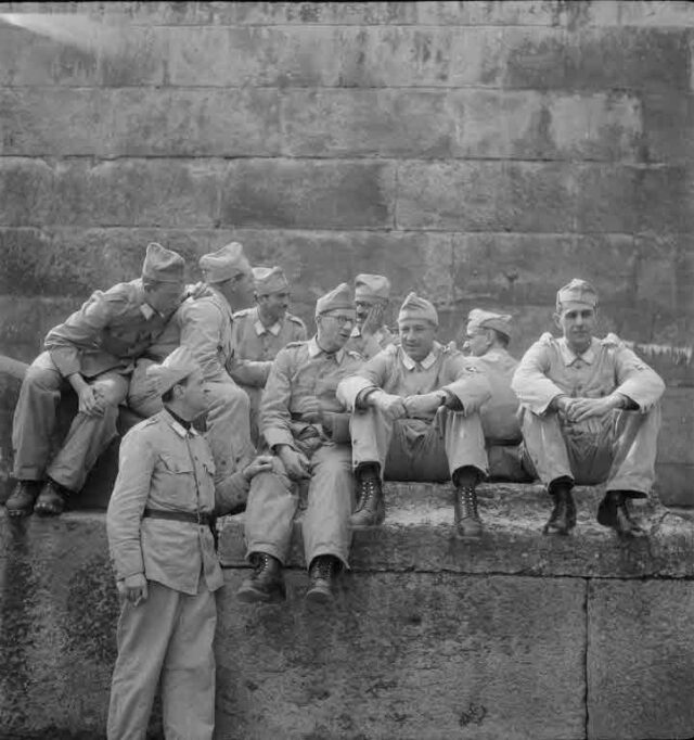 L.O. Bern Kp I, A.B.V. (WK I 1945): Gruppe von Männern in der Pause