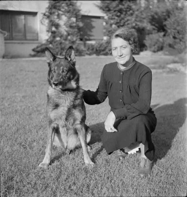Haus Herzog, Waldriedstrasse 46, Muri: Frau Herzog mit Hund im Garten