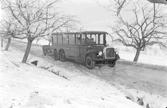 Postauto mit Anhänger im Schnee (Auftrag Postdirektion)