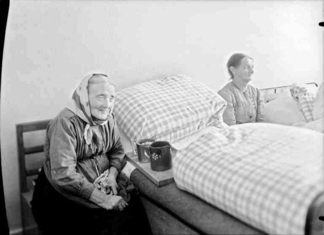 Armenanstalt Utzigen (Altersheim): Zwei alte Frauen im Schlafzimmer