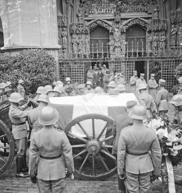 Beerdigung Oberkorpskommandant Arnold Biberstein: Vor dem Münster
