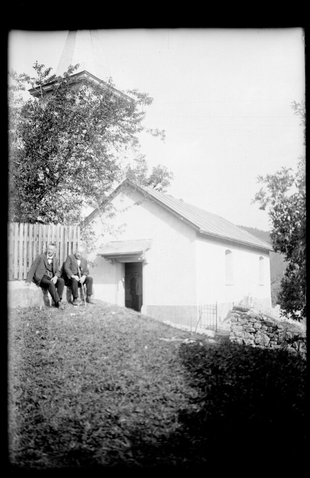 Zwei Männer vor der Kirche Lüen