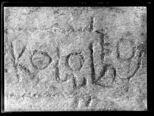 Stele mit Inschrift