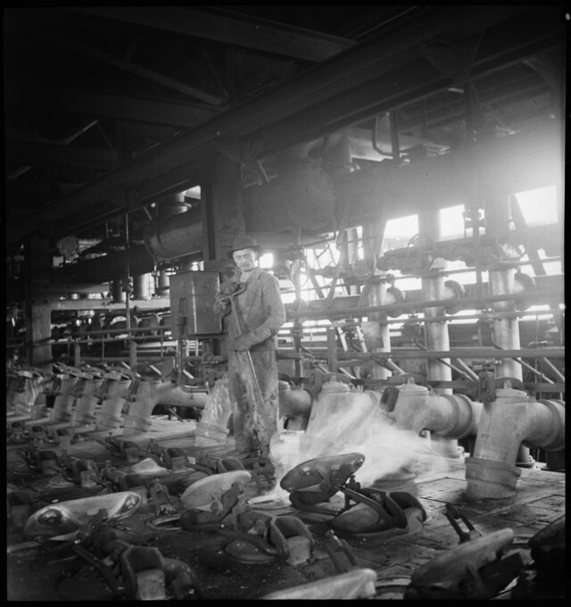 R540: Ein Arbeiter posiert in einer Fabrikhalle