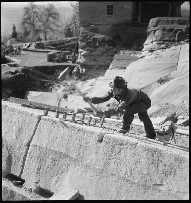 R592: Arbeiter beim Abbau von Steinquadern