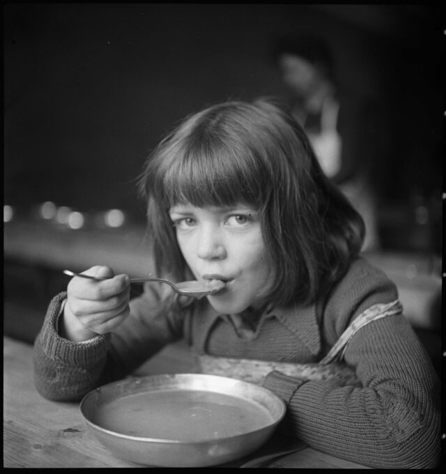 R499: Mädchen isst Suppe