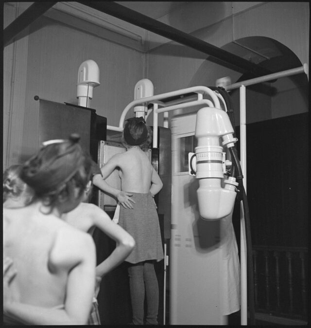 R682: Mädchen im Röntgenapparat stehend 2