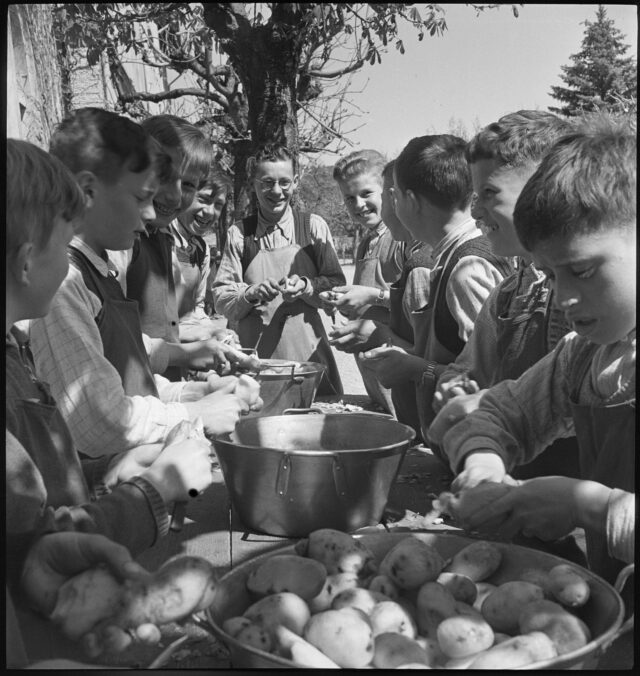 R686A: Personen beim Schälen von Kartoffeln