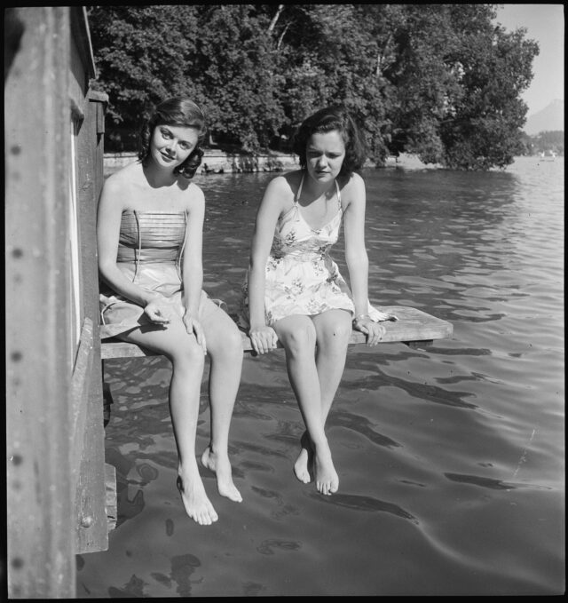 R830: Zwei Frauen auf einem Sprungbrett über dem Wasser sitzend 2