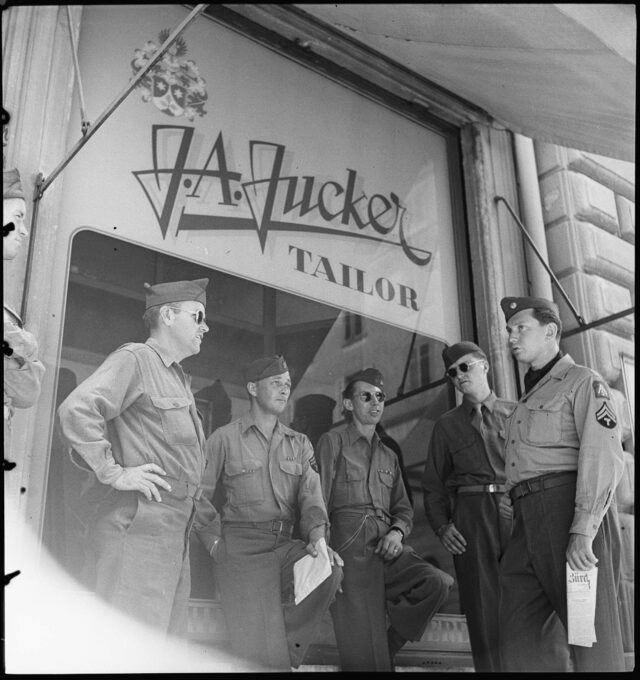 R543: Soldaten vor Schaufenster von J. A. Jucker Tailor