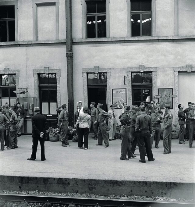 Amerikanische Armeeurlauber am Bahnhof Luzern