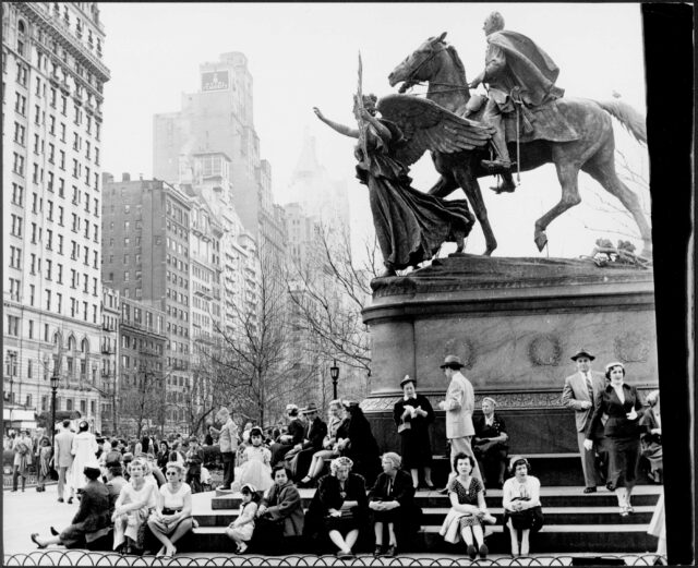 New York: Platz mit Denkmal