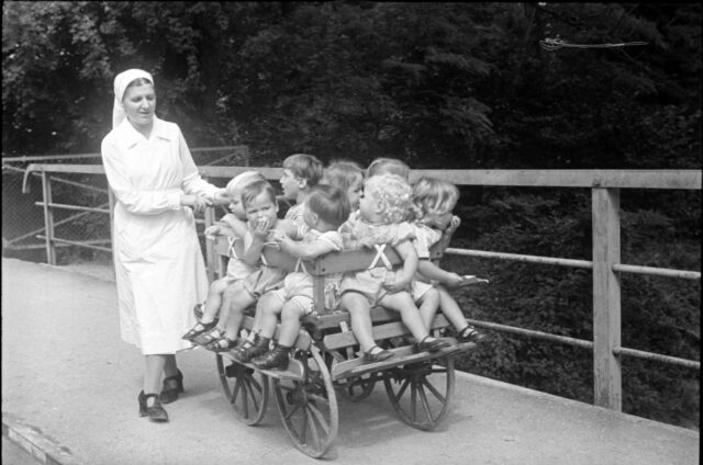 Kinder im Wagen, Mütter- und Kinderheim Alpenblick in Hergiswil